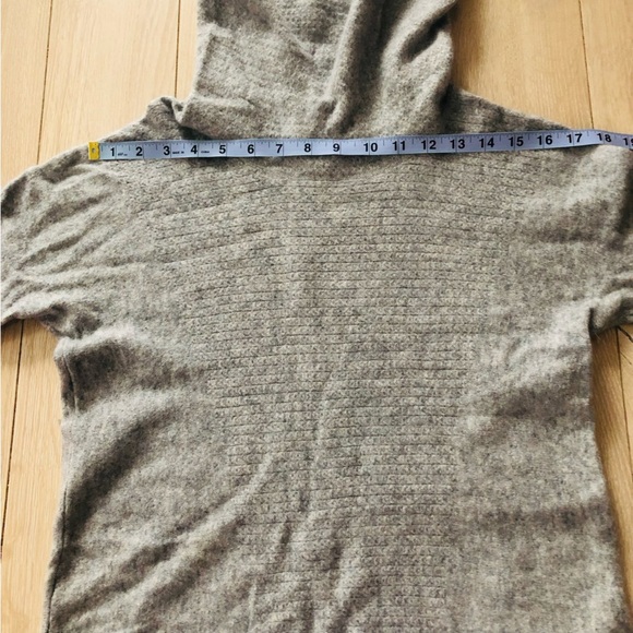 Ellen Tracy 100% Cashmere Turtleneck Textured Sweater in Light Grey Size L - Picture 2 of 11